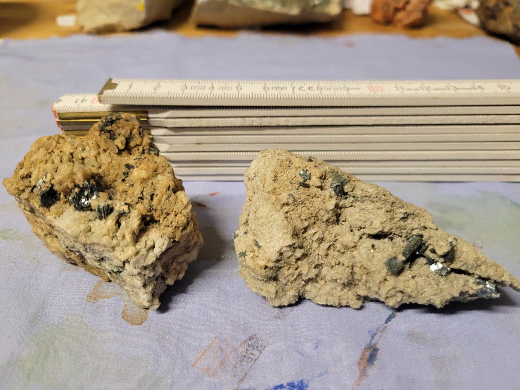 Minerali & Pietre curative: 2 nette Eisenrosenstufen vom Binntal – Usato da Siebnen venduto da Unruhe-Baer