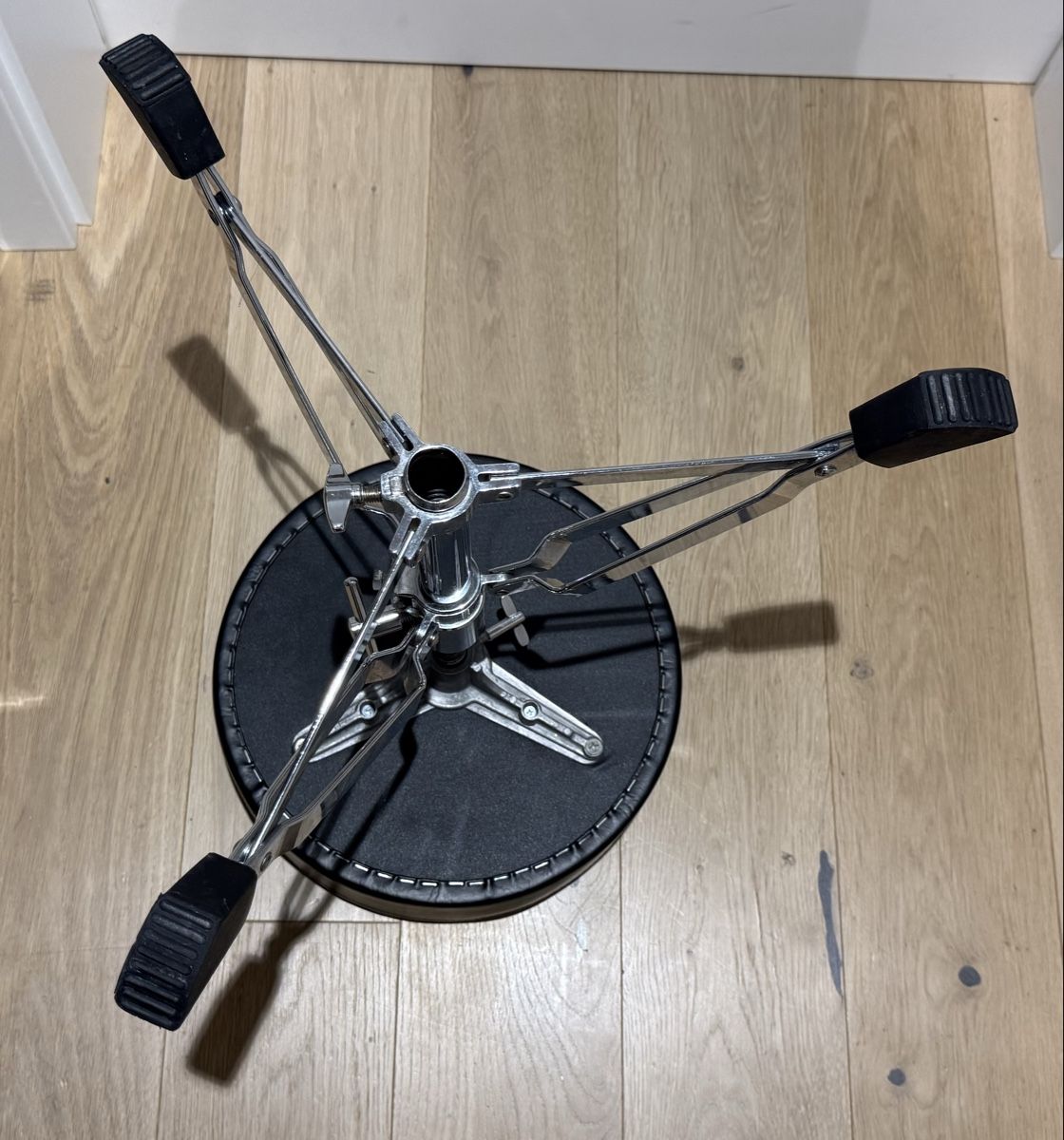 Strumenti musicali: Schlagzeug / DrumHocker mit Spindel höhenverstellbar – Usato da Gerzensee venduto da Alpenmassiv 2