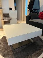 Couchtisch mit drehbarer Glasplatte