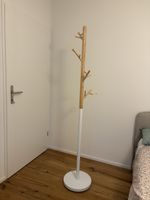 Appendiabiti a forma di albero in legno e bianco