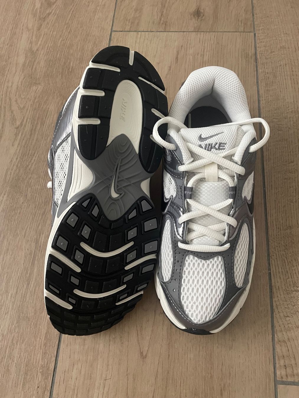 Nike Schuhe für Jungen: Nike Turnschuhe Gr. 35.5 NEU – Neu und originalverpackt aus Waltenschwil von hansnine 3