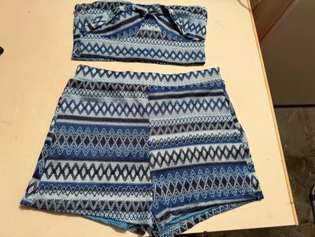 Sommerliches Set: Top und Shorts mit blauem Muster, Gr. L