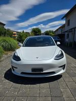 Auto Tesla Model 3 weiss gebraucht in gutem Zustand
