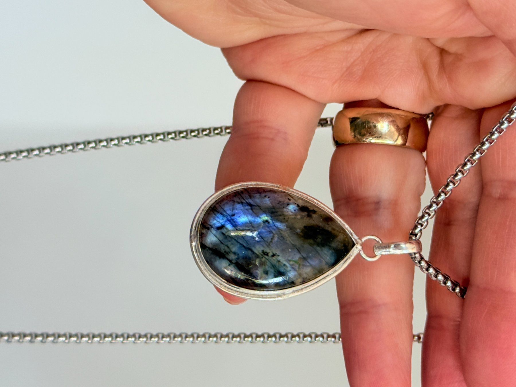 Catenine: Superbe collier Labradorite neuf ✨ Élégant – Nuovo e nell'imballaggio originale da Genève venduto da AWWA 2