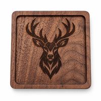 Untersetzer aus Walnussholz mit Hirsch Gravur, 88 × 88 mm