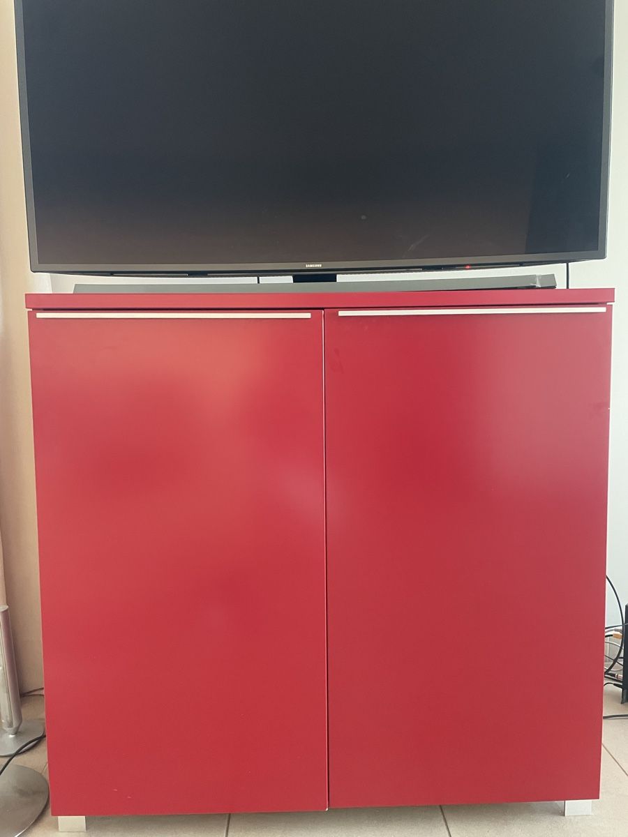 Pfister Commodes: Stilvolles Highboard mit Kabeldurchfüh – D'occasion à Au ZH par Win8
