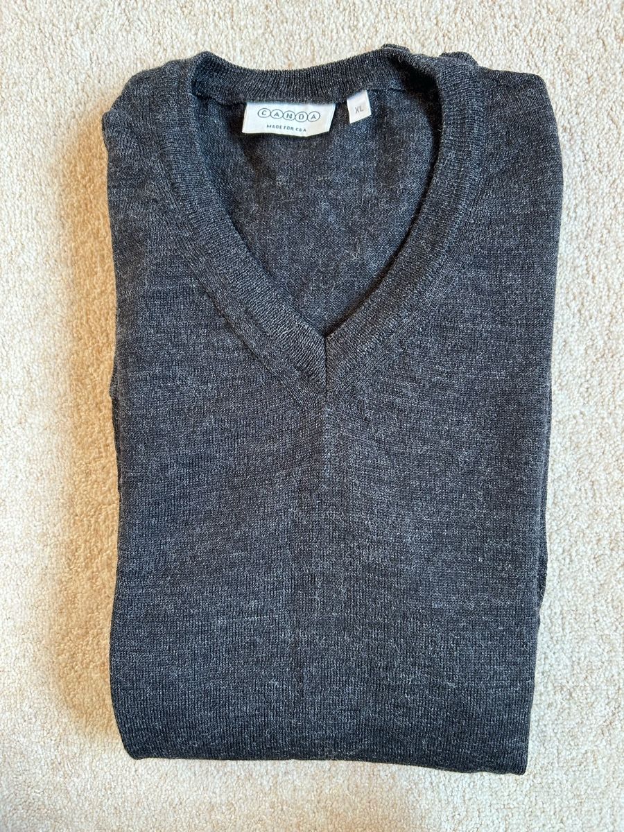 Pulls & Sweat-shirts: Basic Pullover Schwarz mit V-Ausschnitt 100%-Schurwolle – D'occasion à Zürich par sop_82jx