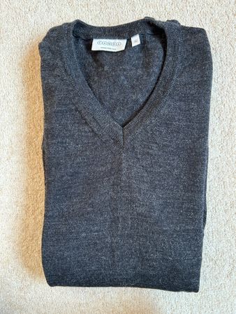 Basic Pullover Schwarz mit V-Ausschnitt 100%-Schurwolle
