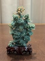Jade-Deckelvase mit Chrysanthemendekor – China