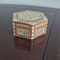 Ägyptische achteckige Holzbox mit Perlmuttintarsien