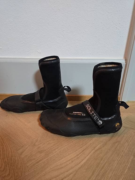 Scarpe da uomo: Surf Booties 5mm | Solite Custom Pro 2.0, Grösse 43 – Usato da Zürich venduto da mistersell 1