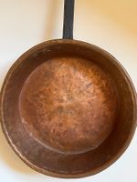 Alte Kupferpfanne mit geschmiedetem Eisenstiel