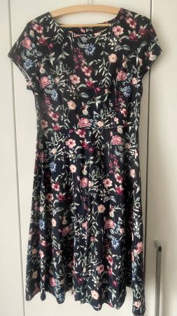 Damen Kleid Blumenmuster dunkelblau Grösse 40 neuwertig