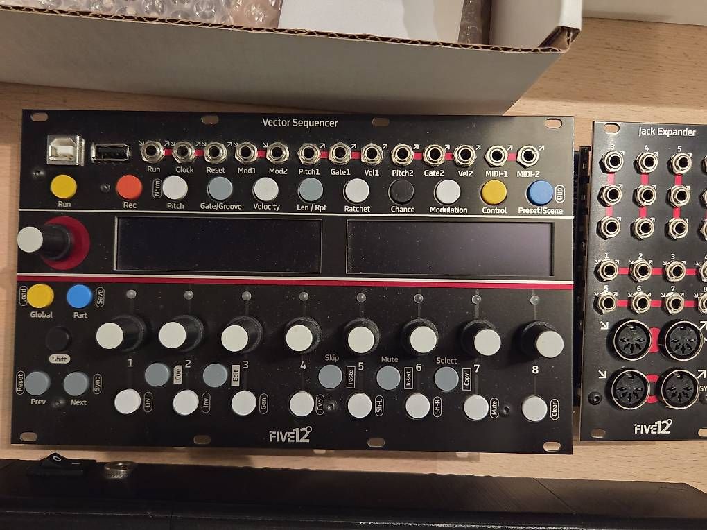 Musikinstrumente: Vector Five12 Sequencer mit Case & Expander – Gebraucht aus Zürich von Flvr 3