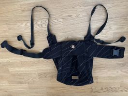 Isara Babytrage in Schwarz mit Muster, Top Zustand!