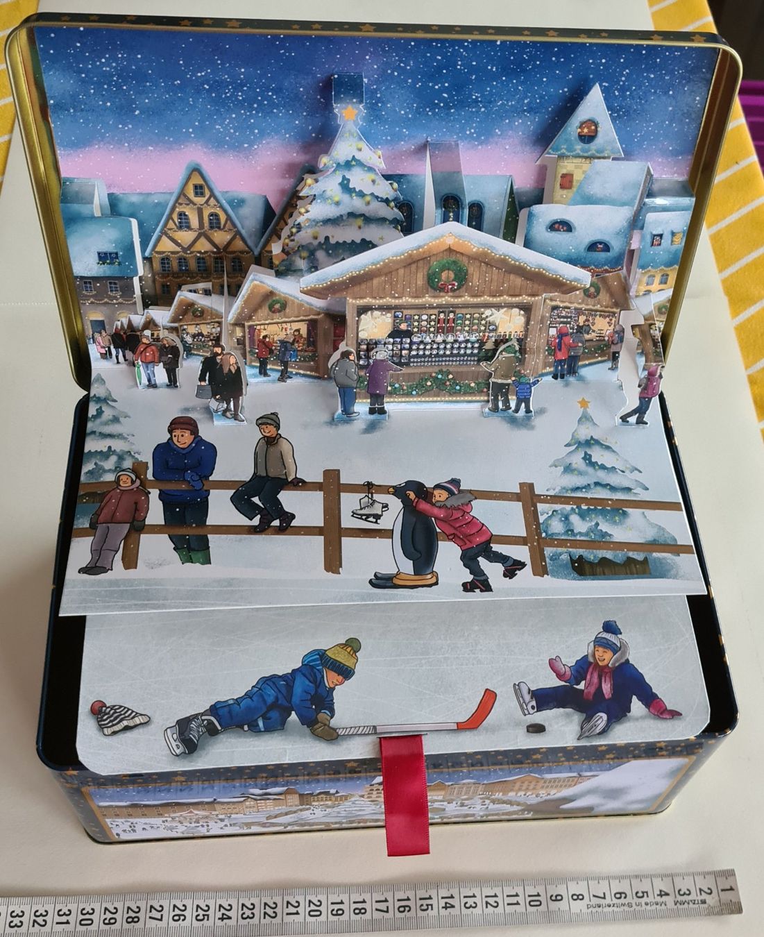 Tutte le decorazioni: 1 Biscuit Dose, 28x18x11cm, Eislauf,3D Bild, Weihnachtsmarkt – Nuovo (secondo la descrizione) da kuessnacht am rigi venduto da IceFan 6