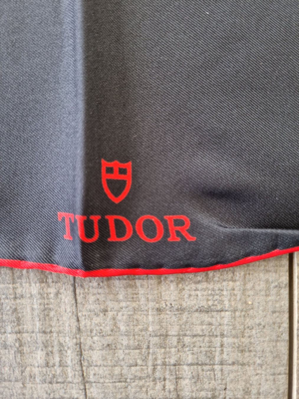 Foulard & Sciarpe: TUDOR Seidentuch schwarz/rot, neu – Usato da Bözberg venduto da heinz-d 3
