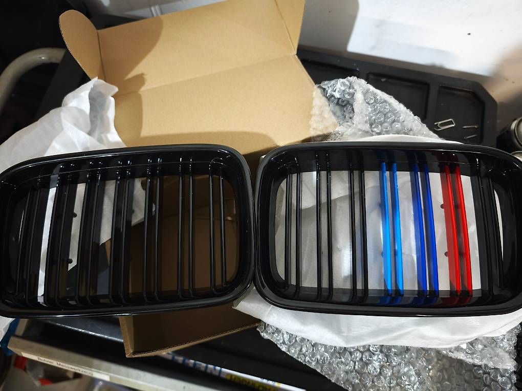 Toutes les pièces auto: BMW E36 VfL Nieren neu.M Streifen  – D'occasion à Zihlschlacht par rad_vvm9