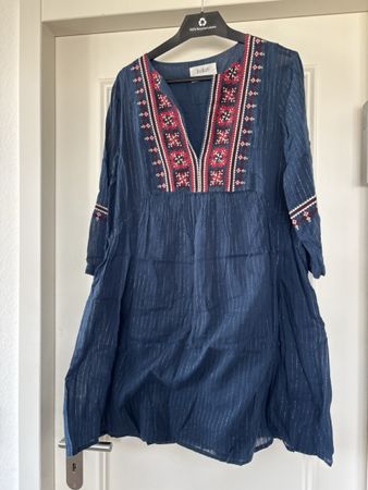 Robe courte bleue avec broderies taille 2