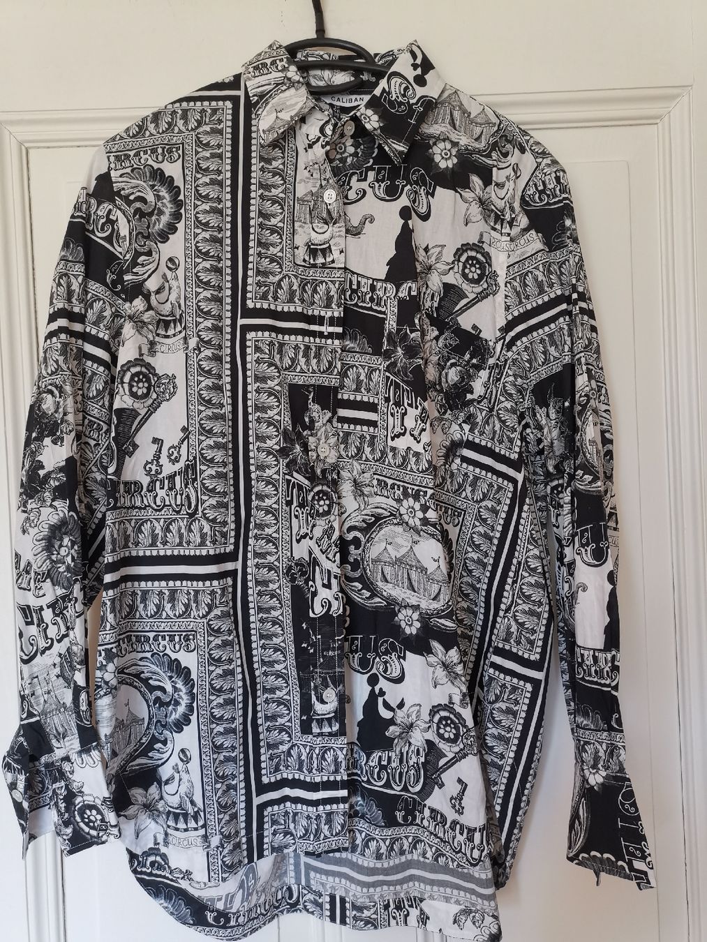 Camicette: Caliban Bluse mit Zirkusmotiven – Usato da Uerikon venduto da pink_flamingo