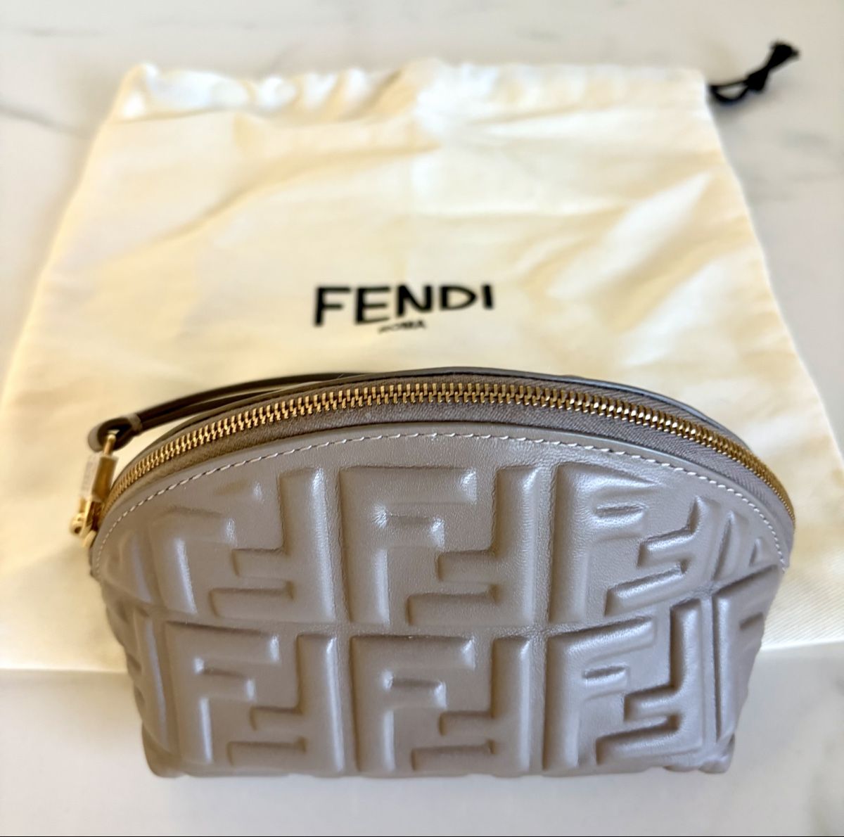 Fendi Custodie per cosmetici: Fendi Baguette toiletry small bag – Nuovo (secondo la descrizione) da Cologny venduto da sab_xh7v 1