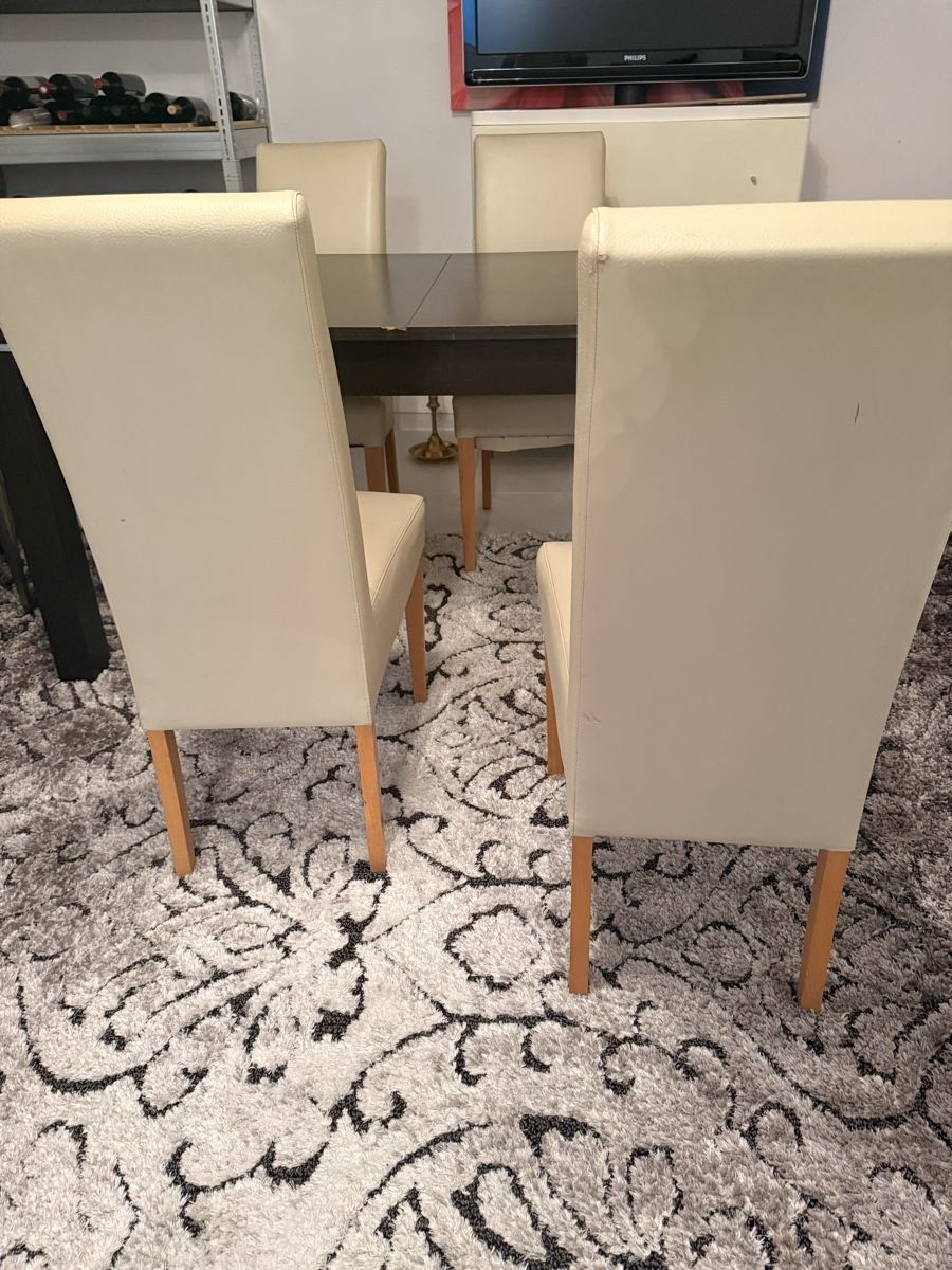 Conforama Tischset: Dining Table and 4 Chairs Cream Leather Look Good Condition – Gebraucht aus Schmitten FR von Shanthan1983 1