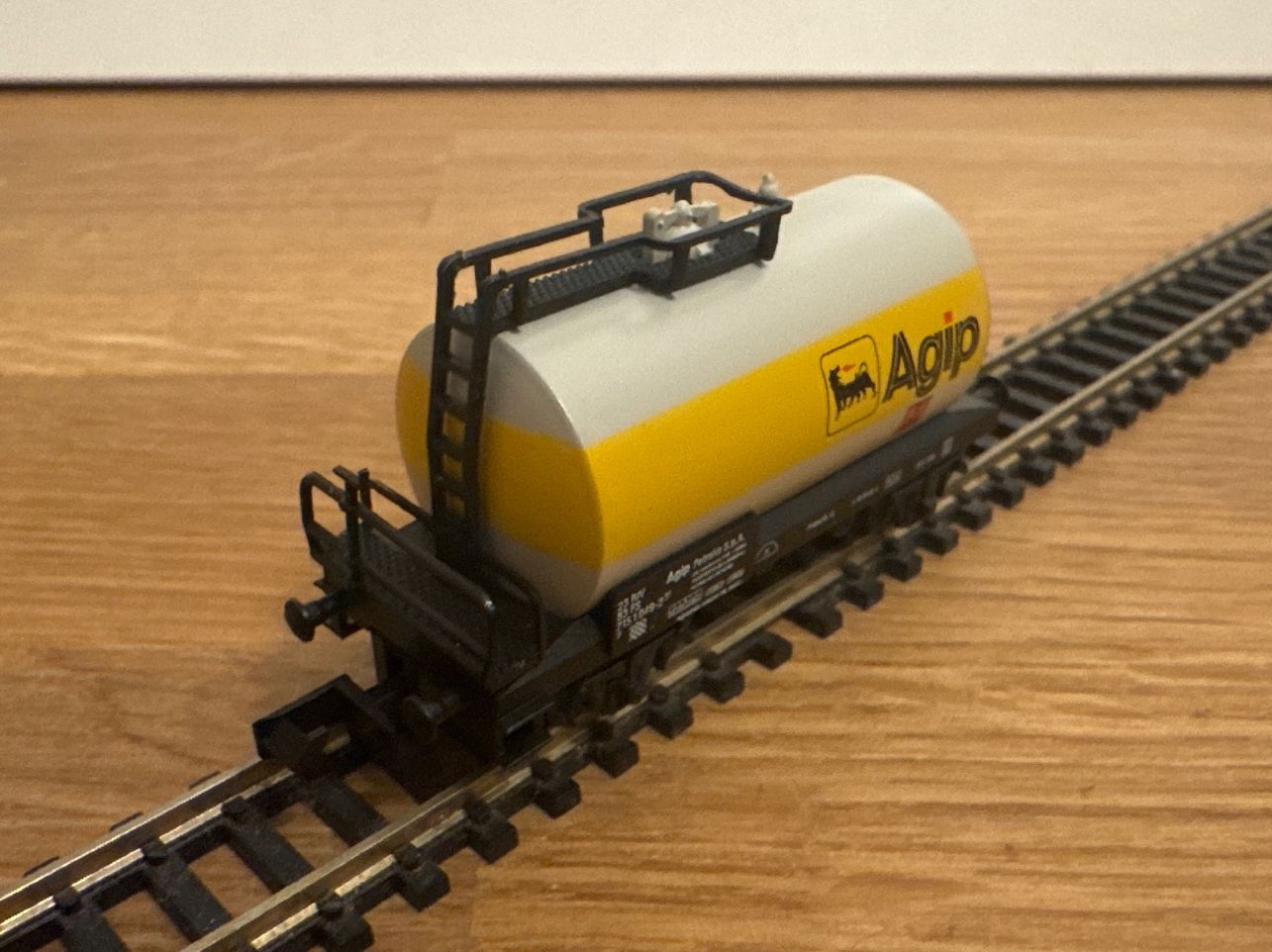 Arnold Modellini di ferrovie: Arnold 4352 Kesselwagen "Agip" – Nuovo e nell'imballaggio originale da Schlierbach venduto da Look8 2