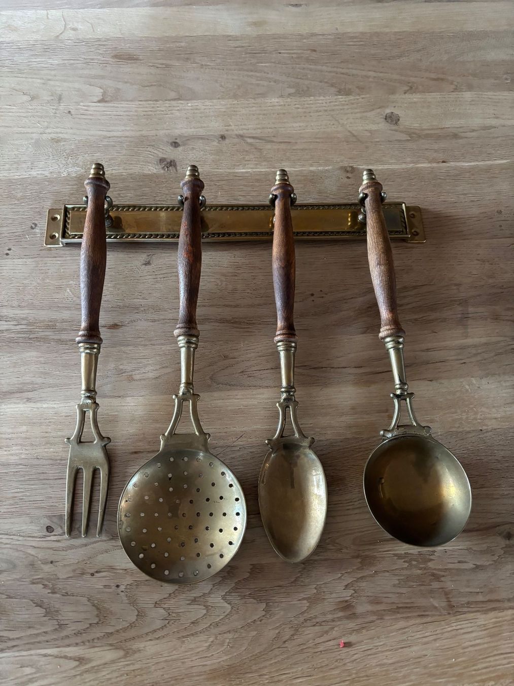 Set di posate: Antikes Messing-Küchenbesteck 4-tlg. mit Halterung – Usato da Horgen venduto da uge_pd5p