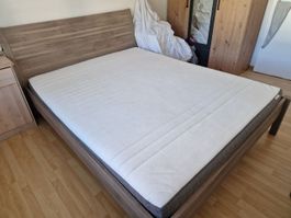 Doppelbett mit Lattenrost und Matratze gebrauchter Zustand