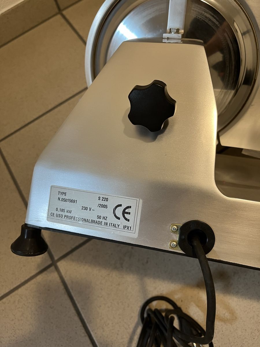 Elettrodomestici da cucina: AFFETTATRICE PROFESSIONALE con lama da 22cm – Usato da Cugnasco venduto da dom_fn57 2