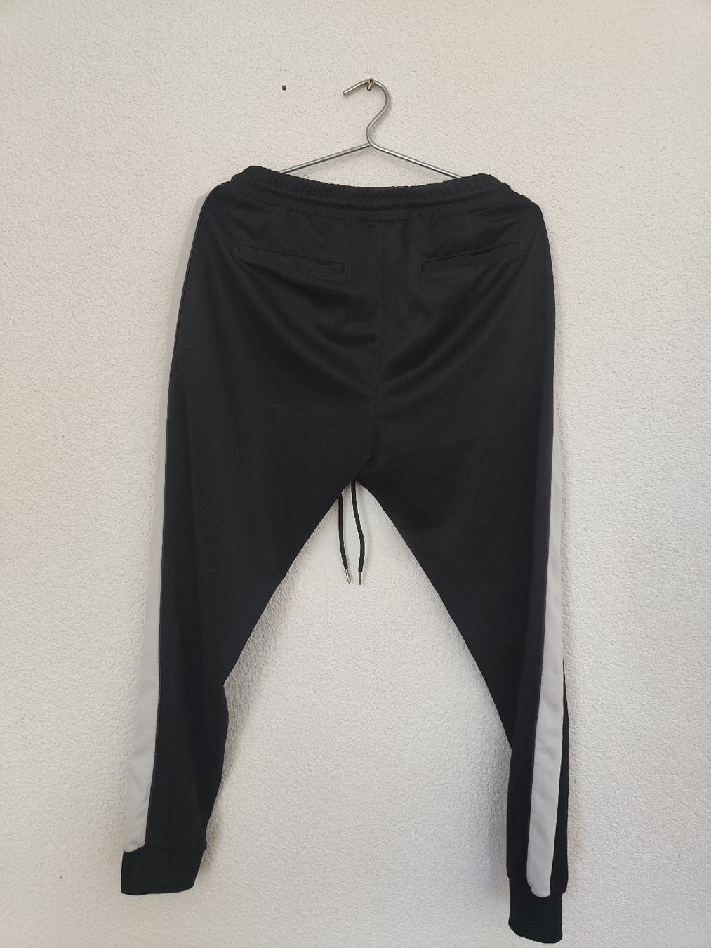 Pull&Bear Pantaloni: Trainingshose Pull&Bear schwarz weiss Grösse M gebraucht – Usato da Niederscherli venduto da lavan1996 1