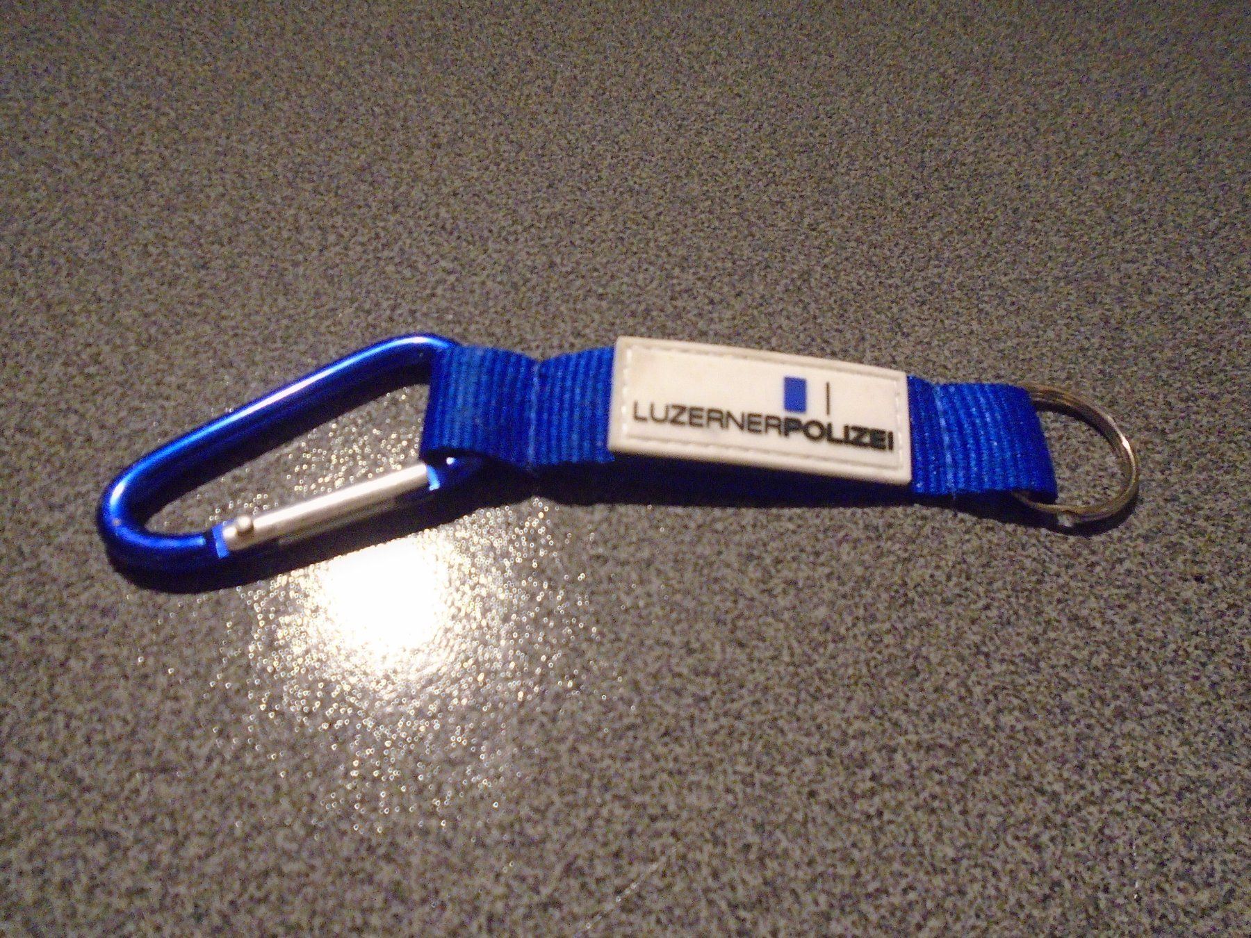 Kletterausrüstungen: Karabiner Luzerner Polizei, blau – Gebraucht aus Zürich von Motzkuh
