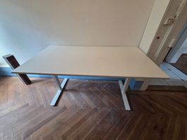 Table de bureau blanche (réglable en hauteur)