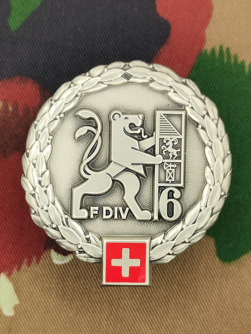 Schweizer Armee Placchette & Badge: Béretemblem Felddivision 6, Variante 2, neu – Nuovo (secondo la descrizione) da Bauma venduto da SwissMilitaria