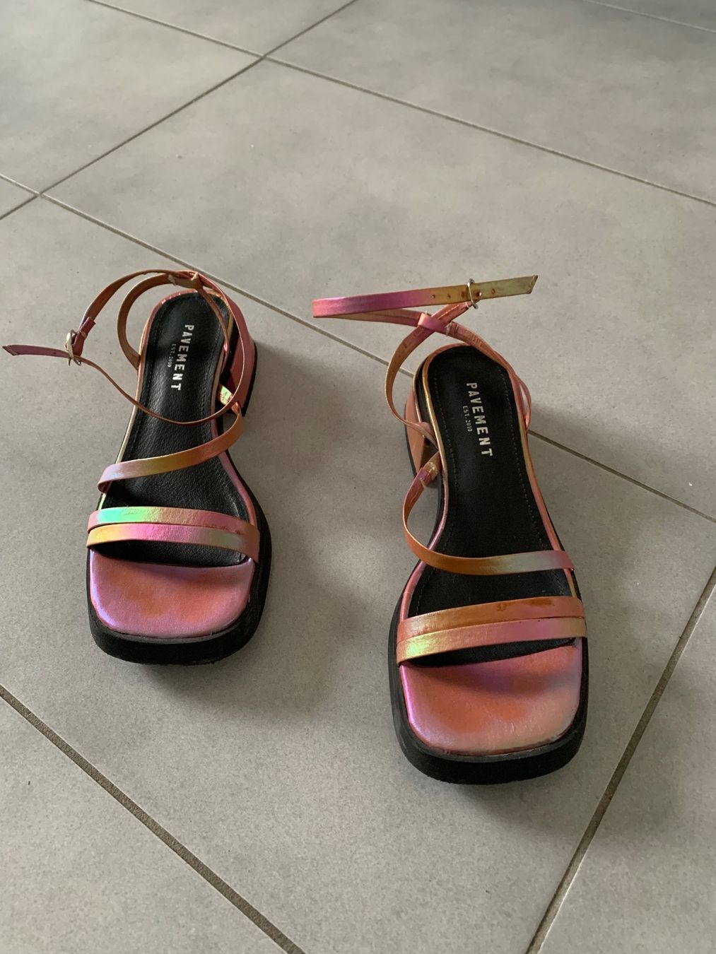 Scarpe da donna: Sandales en cuir irisé Pavement – Usato da Genève venduto da rez_c6c6 4