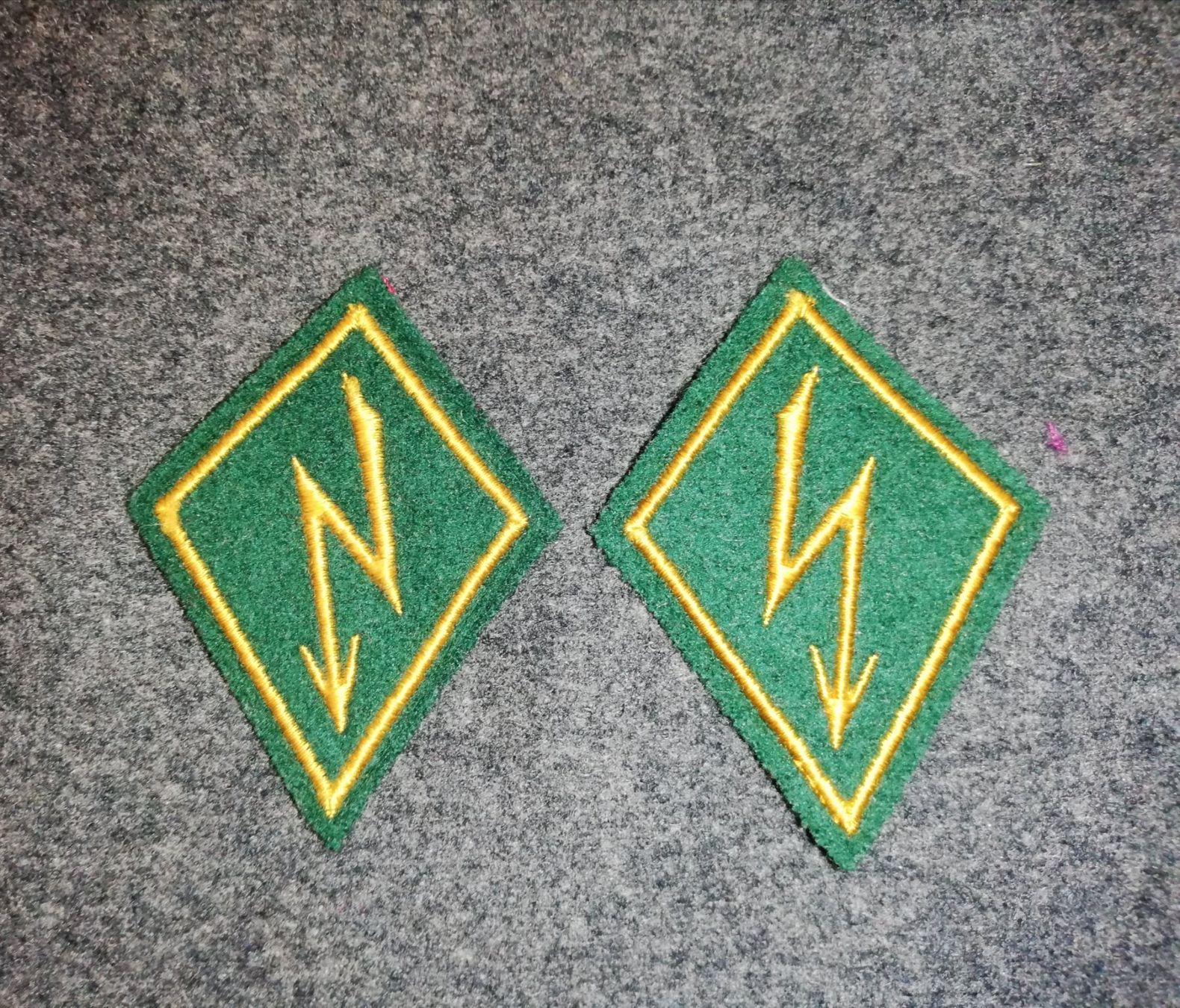 Schweizer Armee Plaketten & Abzeichen: Insignes de col Armée Suisse – Gebraucht aus Romanel-sur-Lausanne von A559JBB
