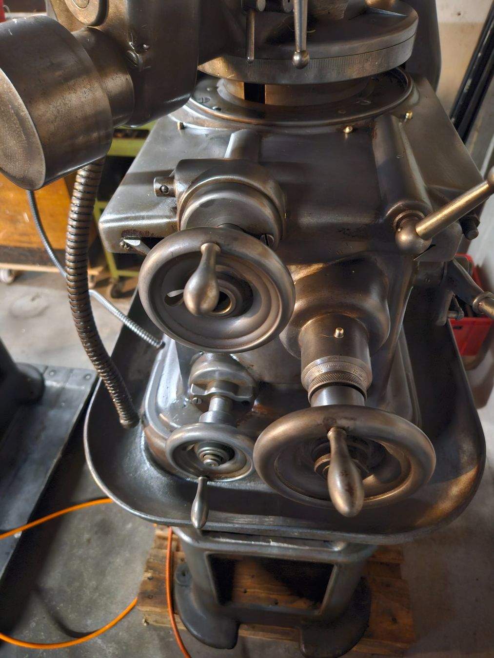 Tutte le macchine: Mikron 102 Abwälzfräsmaschine – Usato da Haslen GL venduto da elrockero 5