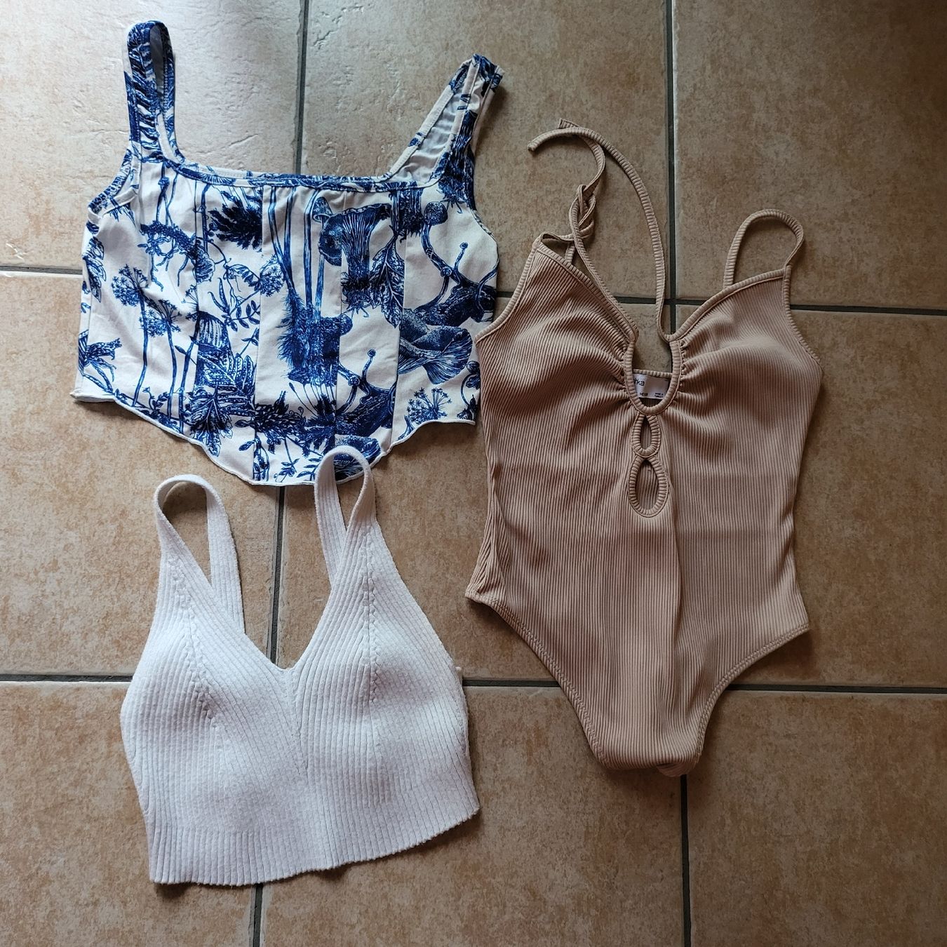 Lotti di vestiti: 2 tops +1 boddy – Usato da Sion venduto da Oonathoo