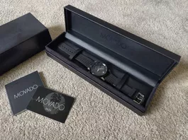 Movado Uhr mit edlem Kunststoff-Armband