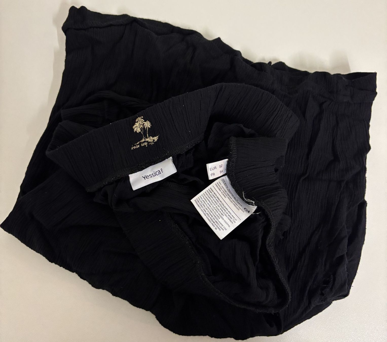 Pantaloni: C&A kurze schwarze Freizeithose – Usato da Buchs AG venduto da SellAndBuyX