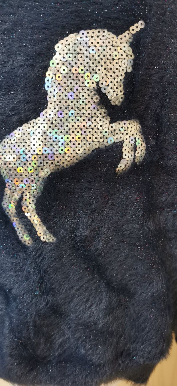 C&A Maglioni & Felpe: Flauschiger Pullover dunkelblau mit Einhorn  Gr. 122 – Usato da Langendorf venduto da Laedi6 1