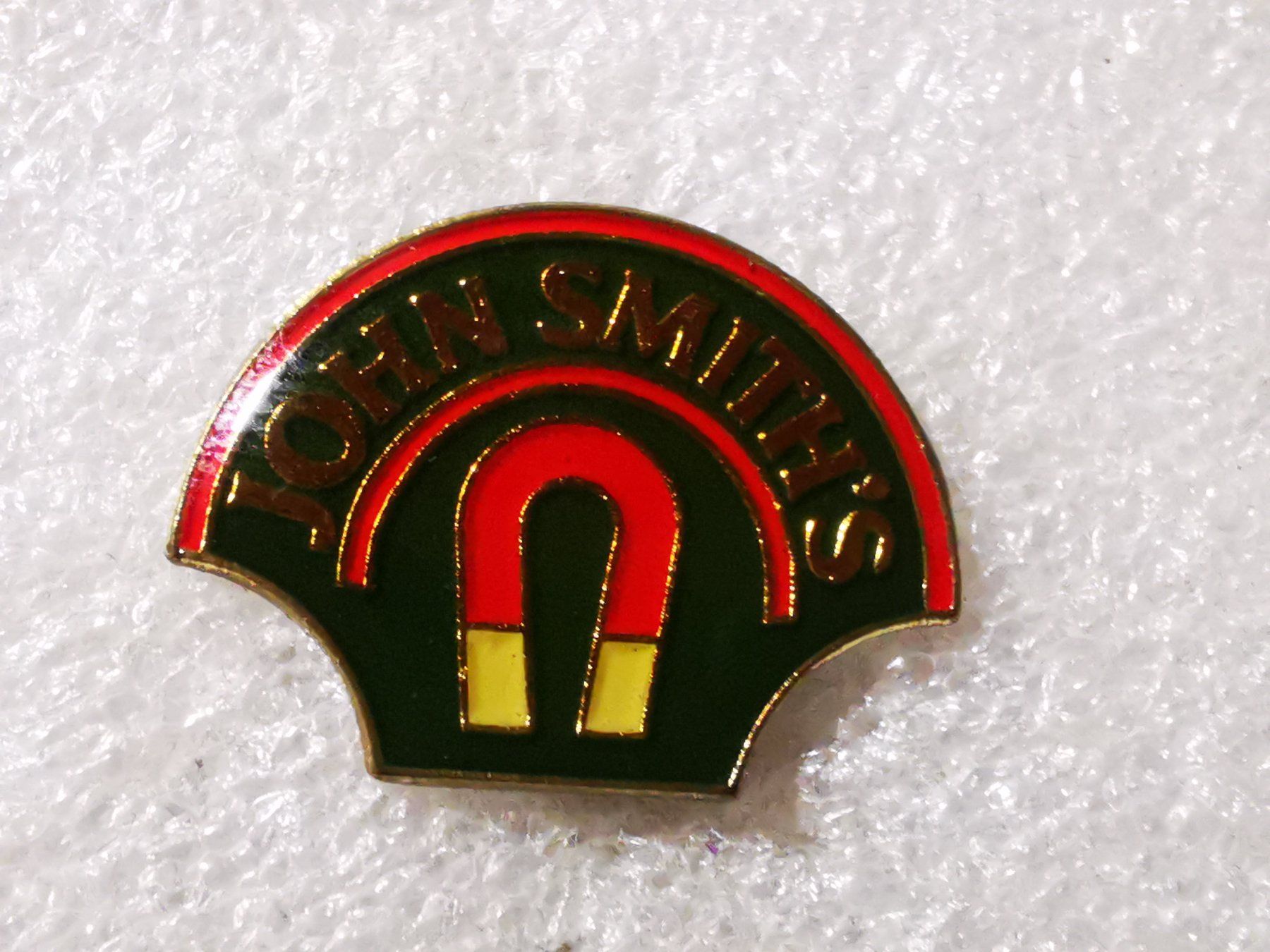 Placchette & Badge: Ansteckpin 164: John Smith's – Usato da Oppligen venduto da Pin-Fall-Shop