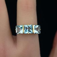 Titel: Ring aus 18Kt Gelbgold mit drei blauen Topasen