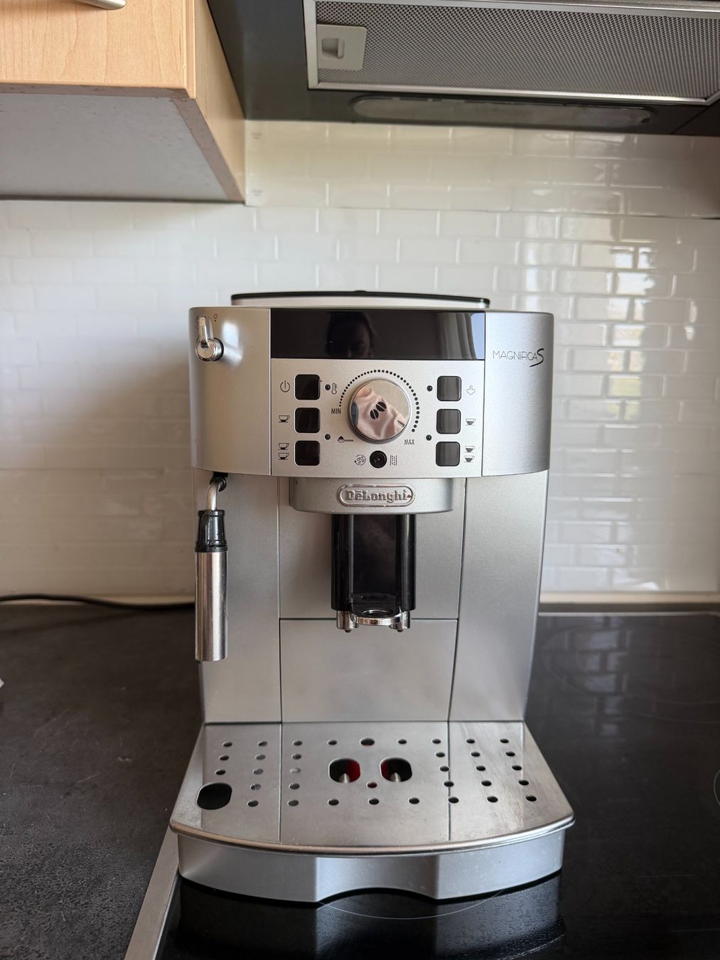 Kaffeemaschinen & Espressomaschinen: DeLonghi Magnifica S Kaffeevollautomat – Gebraucht aus Oberrieden von 4dam 2