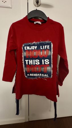 Langarmshirt A.D.K. rot mit Aufdruck Grösse 134 neuwertig