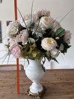 Wunderschöne antike Vase mit edlem Seidenblumenstrauss
