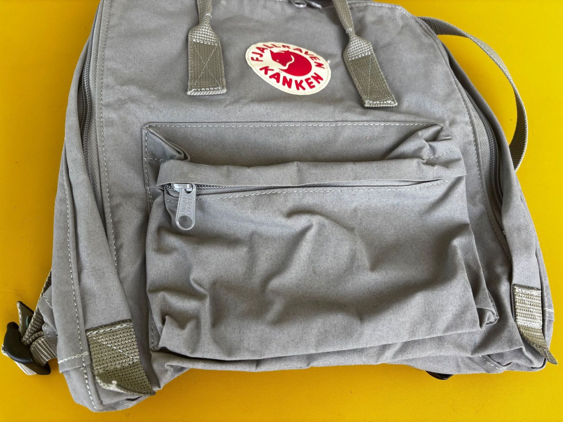 Fjällräven Zaini: FJÄLLRÄVEN grauer Rucksack – Usato da Zürich venduto da missmodernage 1