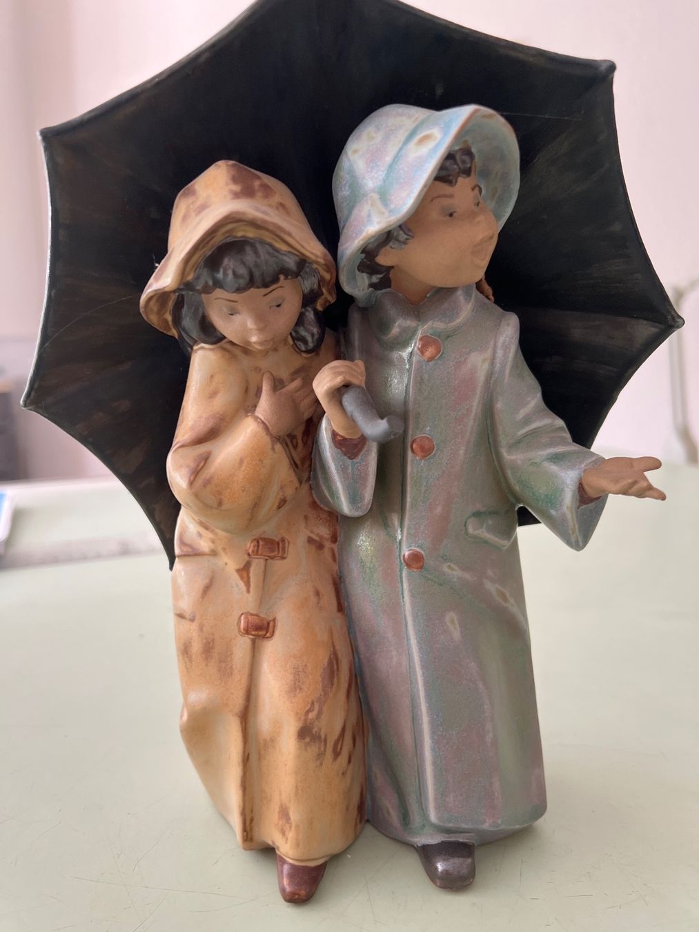 Figurines: Tonfigur, zwei Kinder unter dem Schirm – D'occasion à Baden par cocteau13
