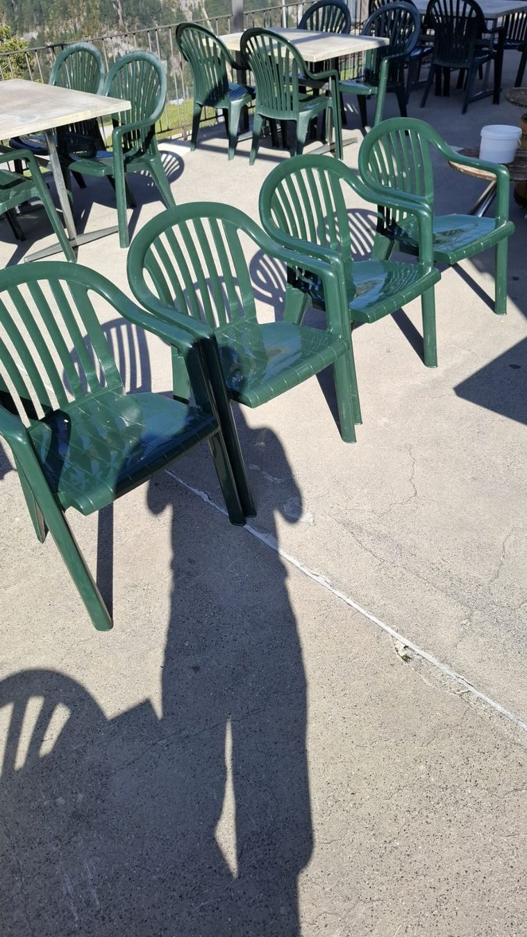 Chaises: Gartenstühle grün 4er Set stapelbar – D'occasion à Engelberg par LightTech 1