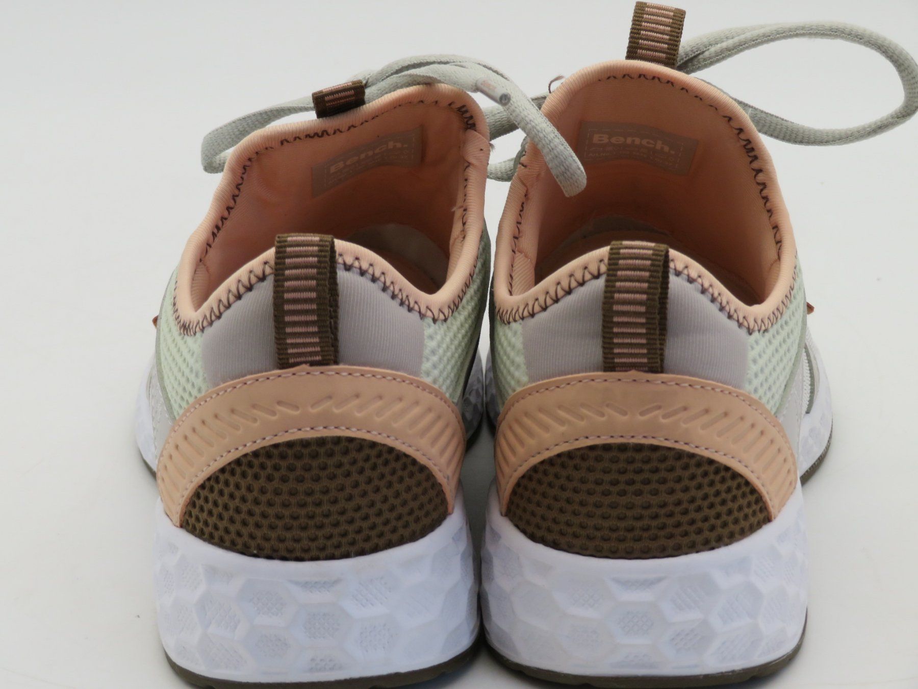 Bench Herrenschuhe: Bench Sneakers in Grau und Rosa – Gebraucht aus Reinach BL von WBZ-Flohmarkt 7